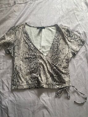 Forever 21 Black & Gray Snake-Print Wrap Crop Top